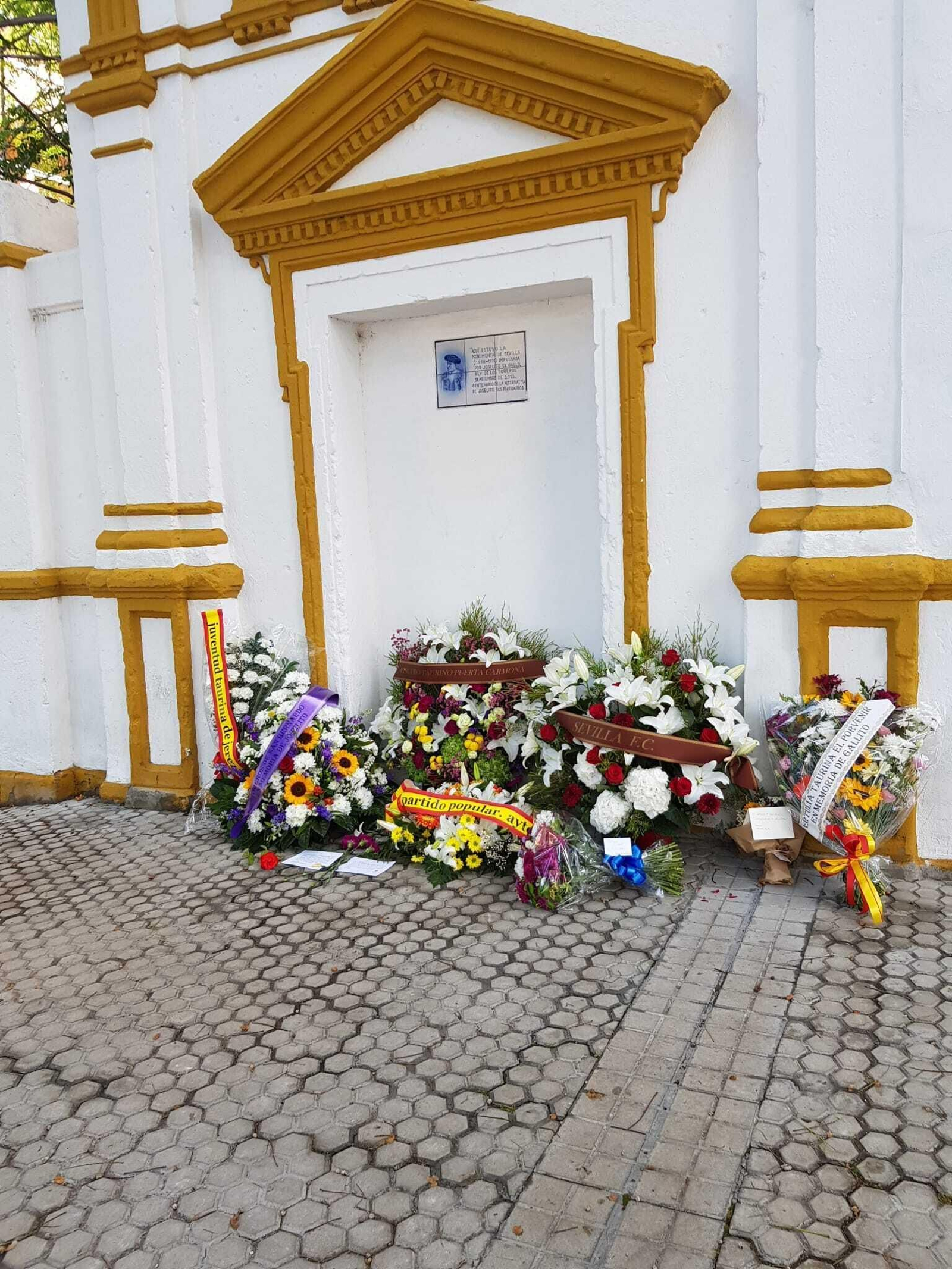 Imagen de la portada de la extinta Monumental, con las ofrendas florales a Gallito.