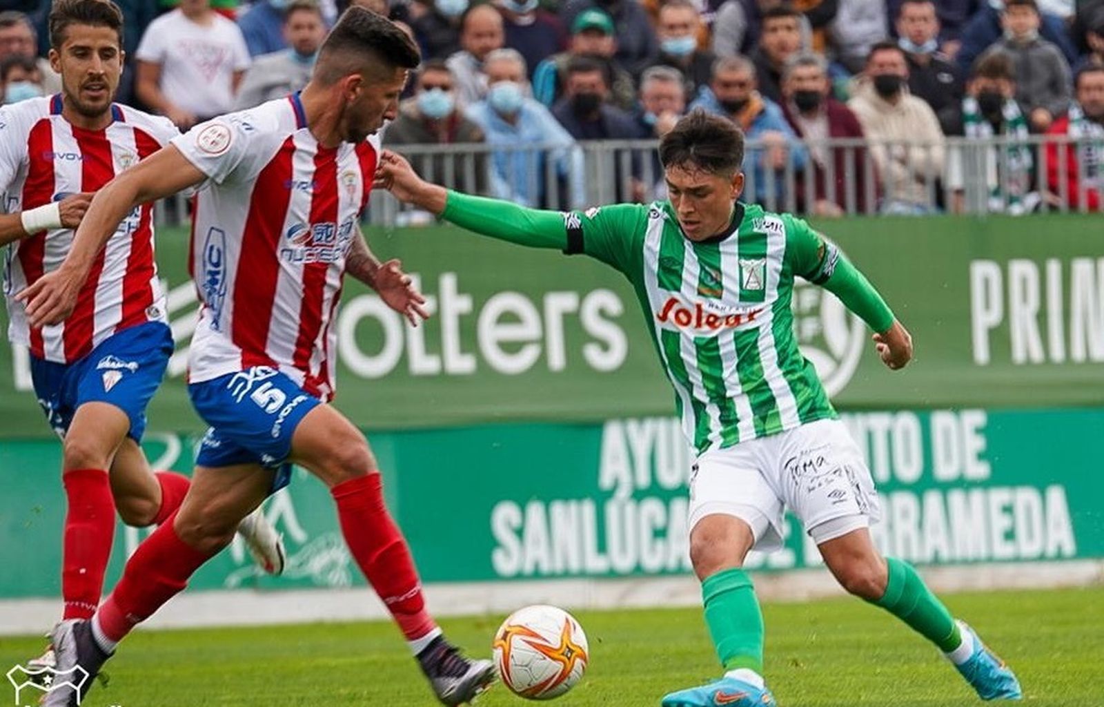 El jerezano Miguelete intenta recortar a Mariano, defensa algecirista.