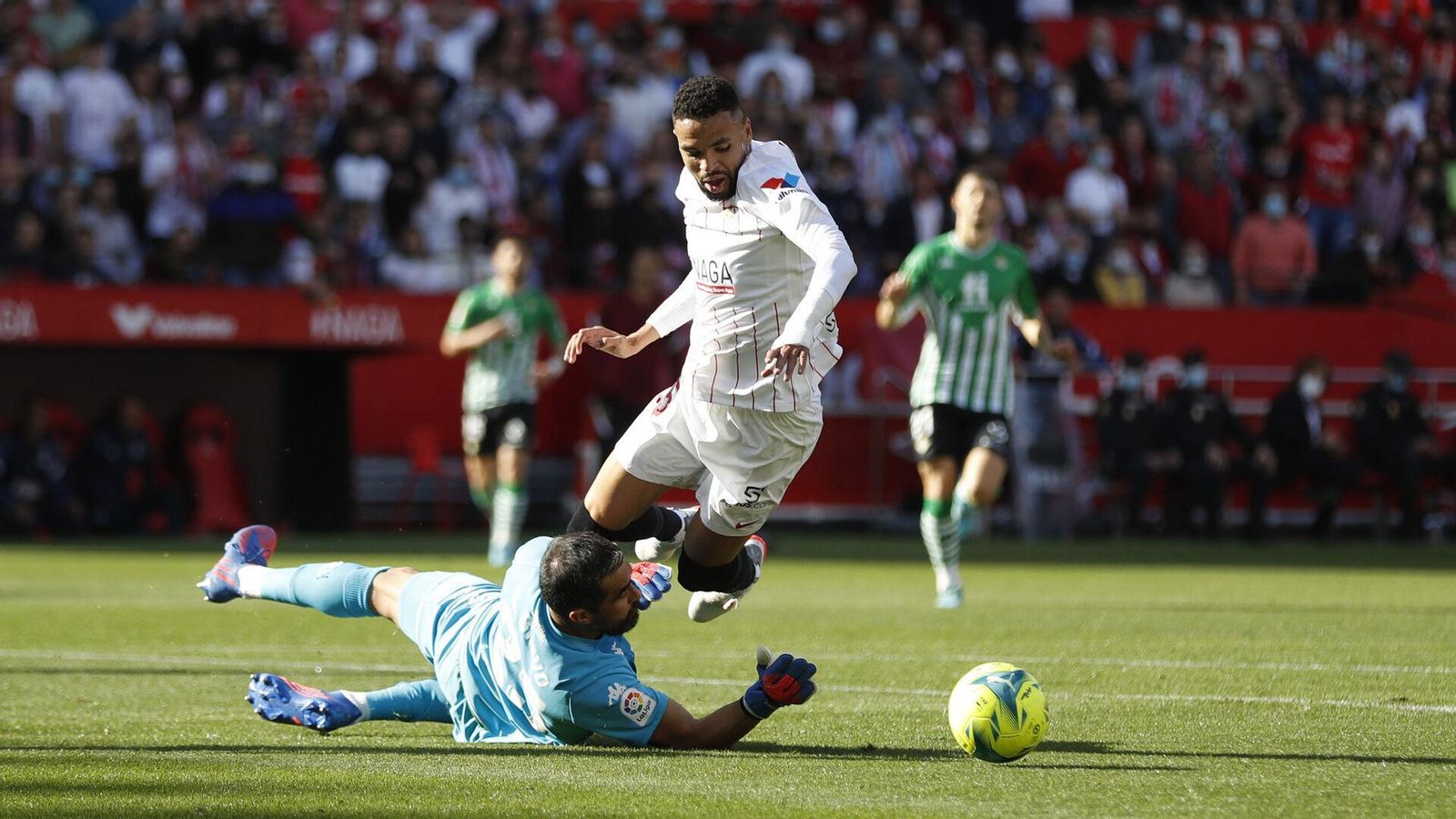 Claudio Bravo derriba a En-Nesyri; Rakitic ejecutaría la pena máxima.
