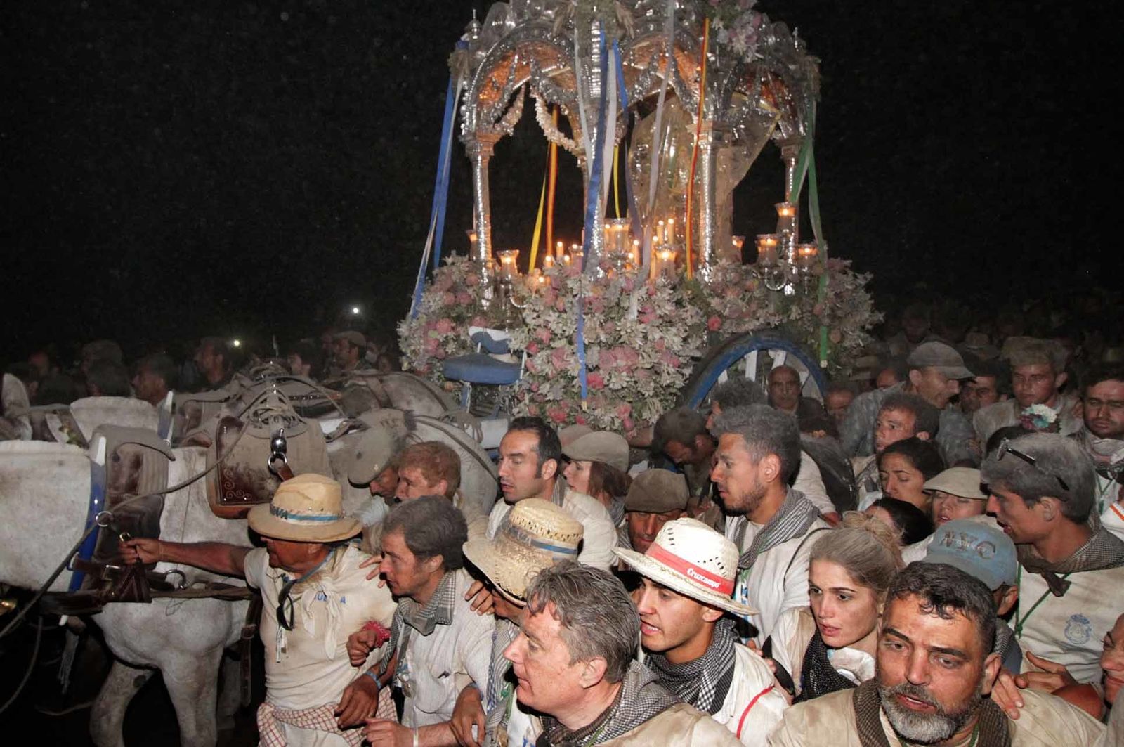 Imágenes de la llegada de la Hermandad del Rocío de Huelva a la aldea
