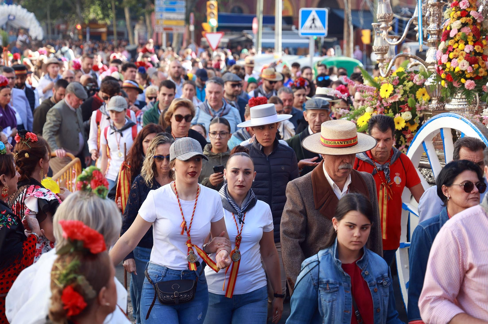 Las mejores imágenes de los peregrinos en la salida de Emigrantes