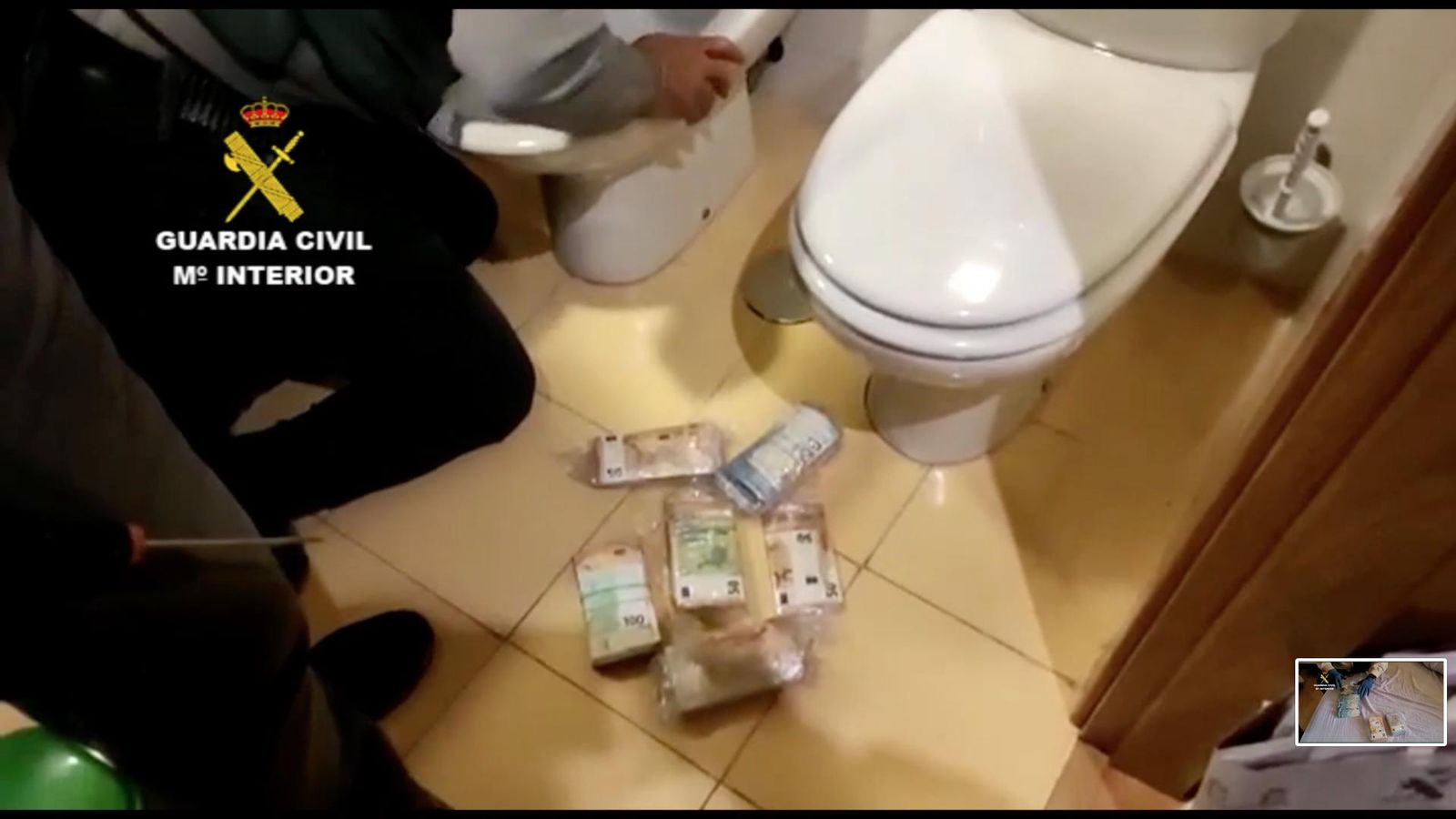 Parte del dinero intervenido a la organización.