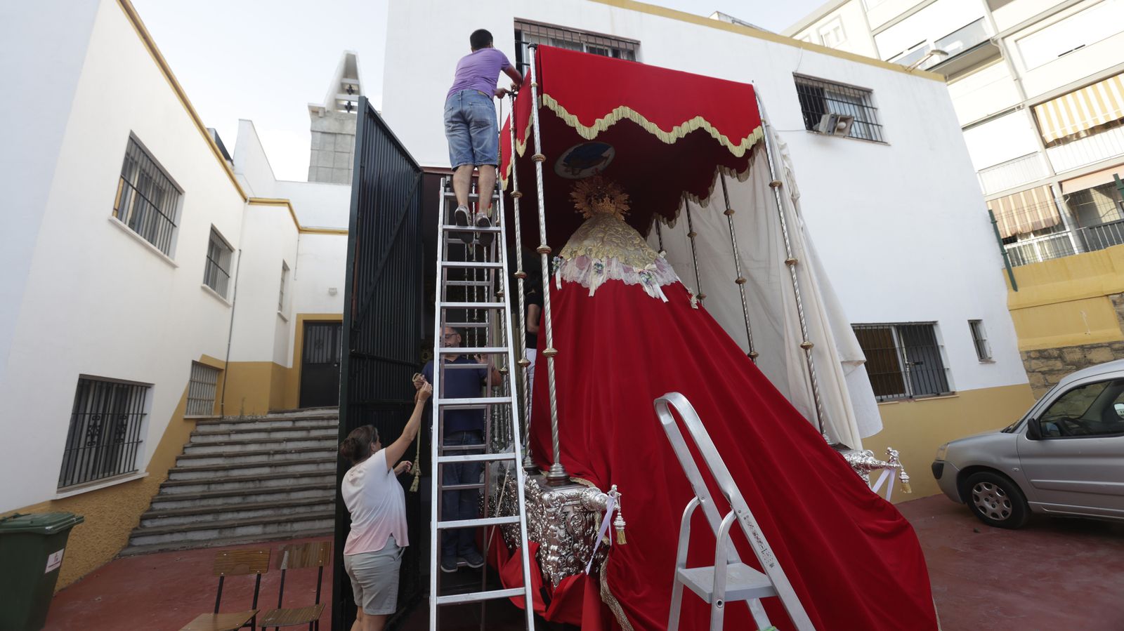 Preparativos en las iglesias de Algeciras para la Magna Mariana, en imágenes