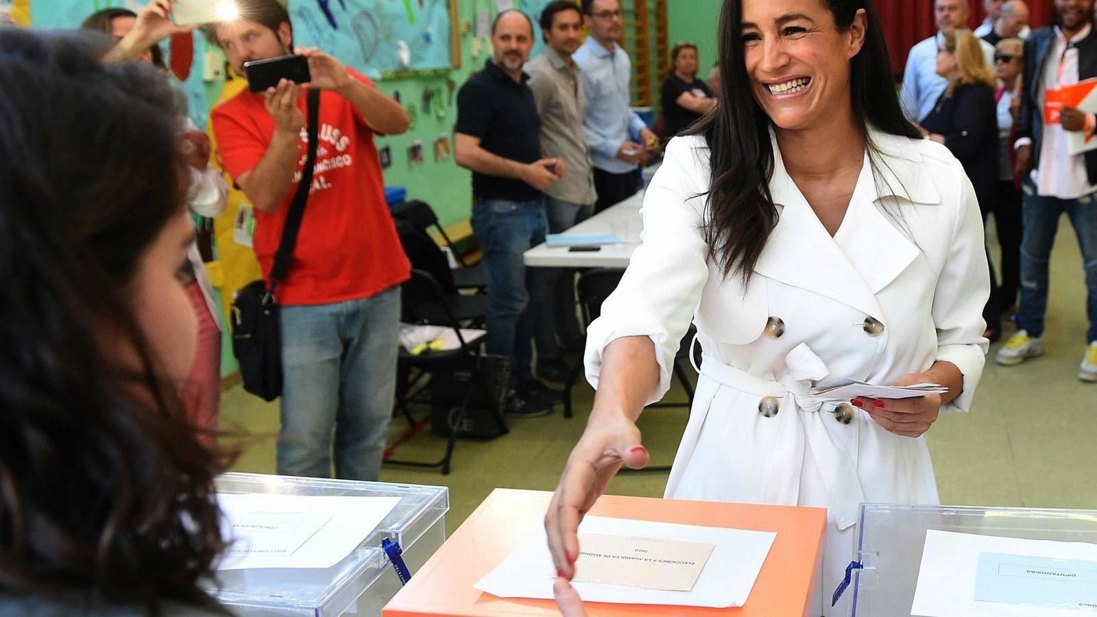 La política de Ciudadanos deposita su voto en las urnas en las pasadas elecciones.