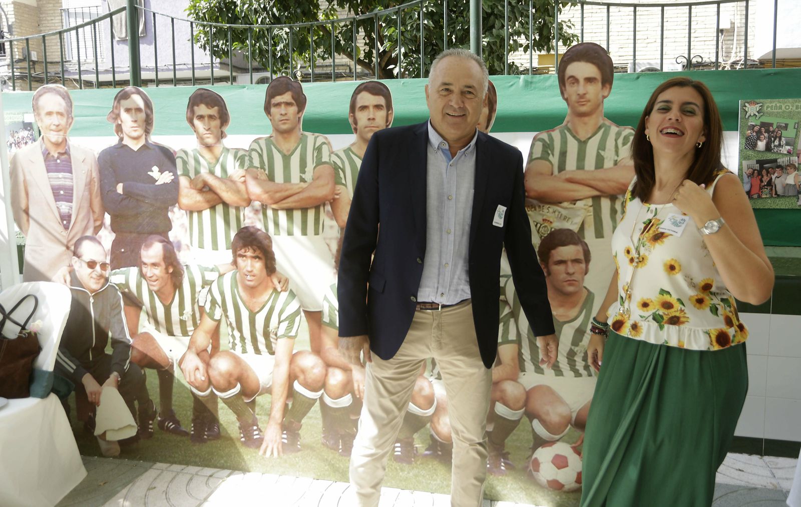 Rafael Gordillo, con Mariví López, presidenta de la peña que lleva el nombre del futbolista en el Polígono San Pablo.