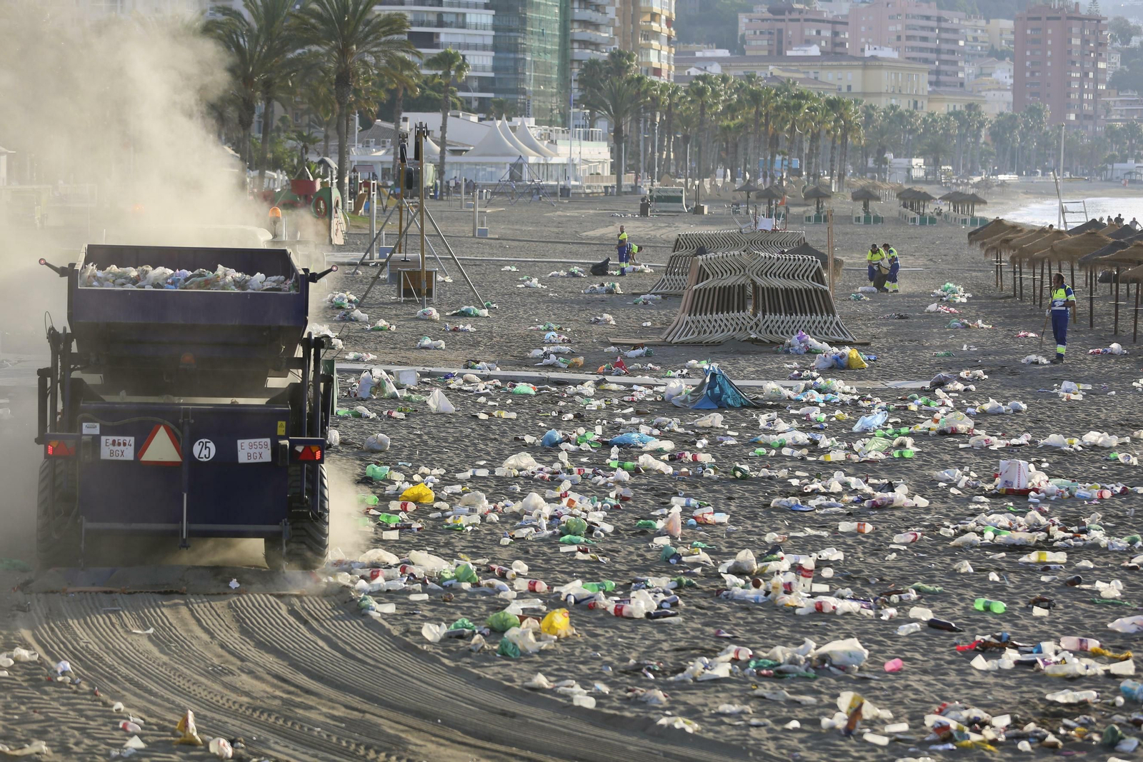 Las fotos de la basura en las playas de Málaga tras San Juan