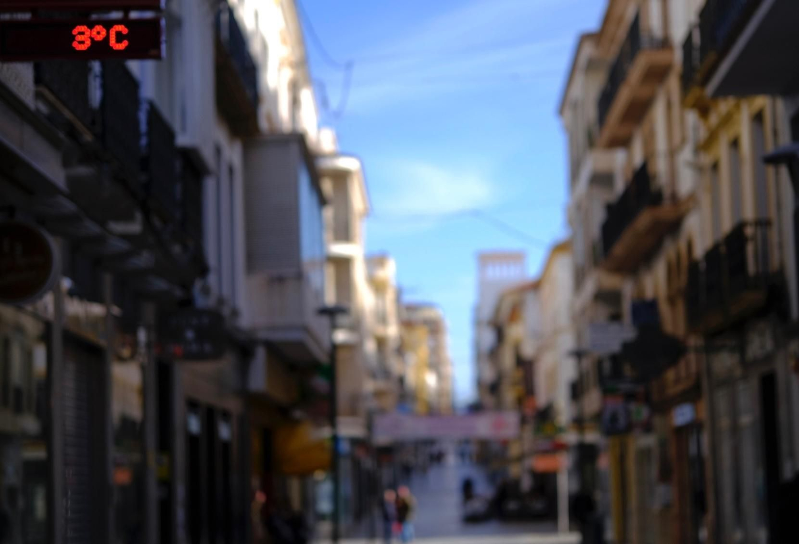 Tres grados en el termómetro de una de las calles de Ronda este martes.