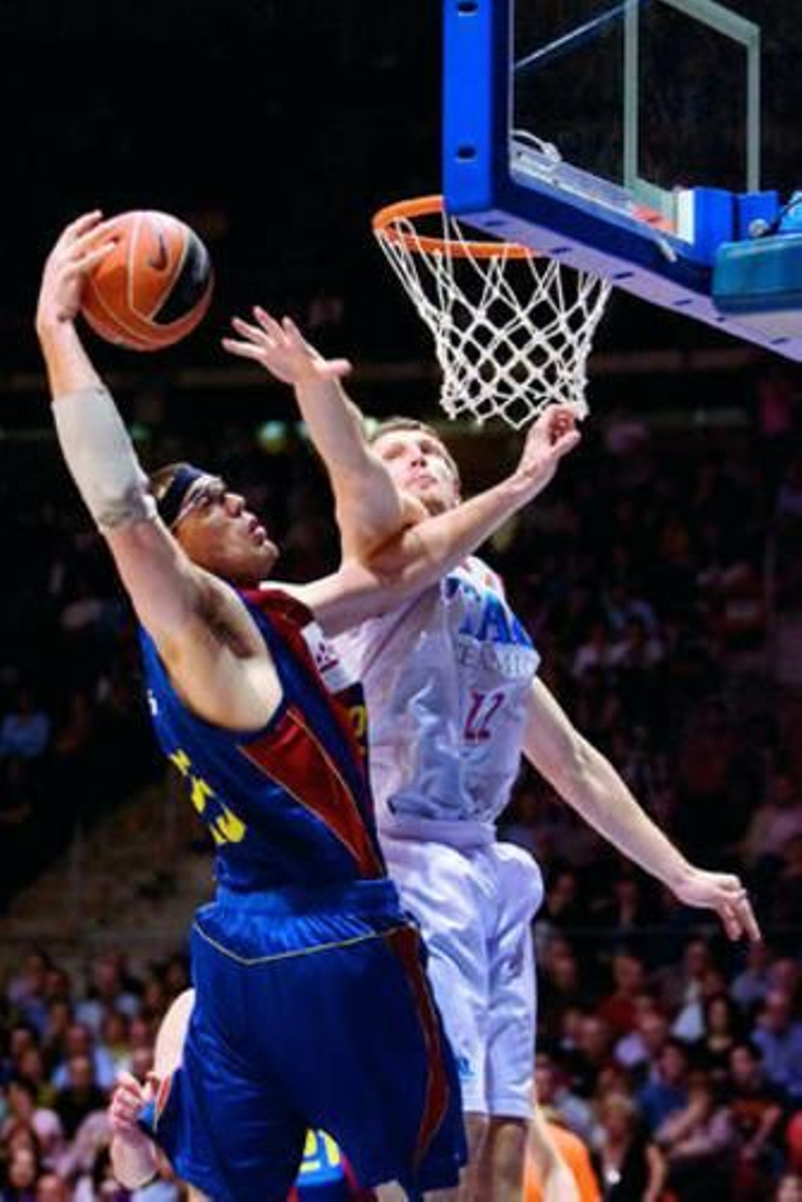 Santiago entra a canasta ante la presión de Teletovic.