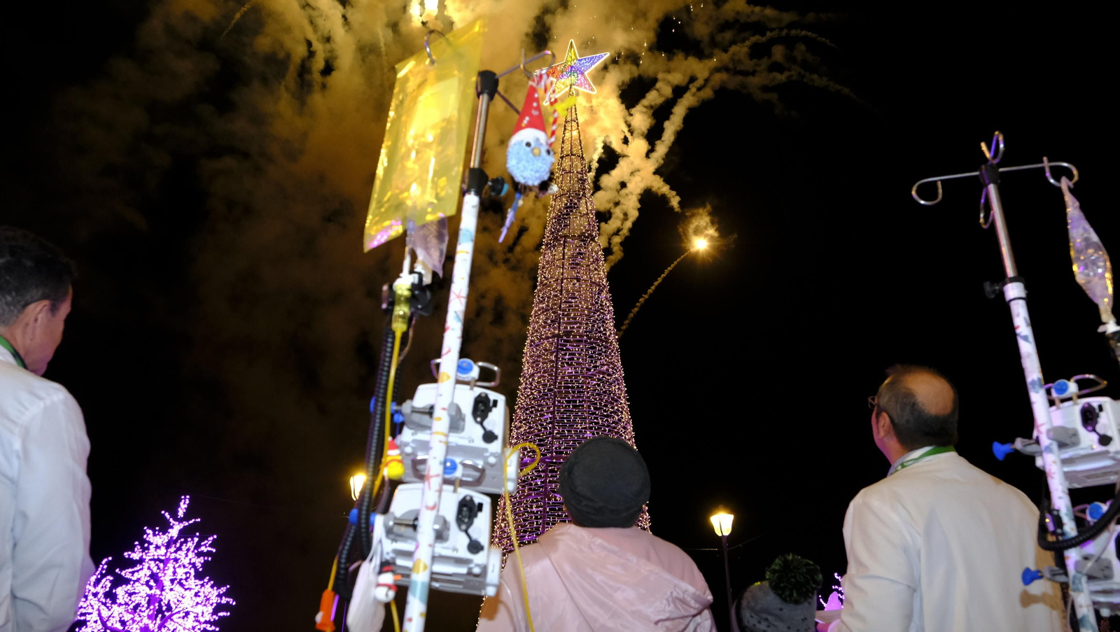 Imágenes del encendido de navidad en el Hospital Torrecárdenas, Almería