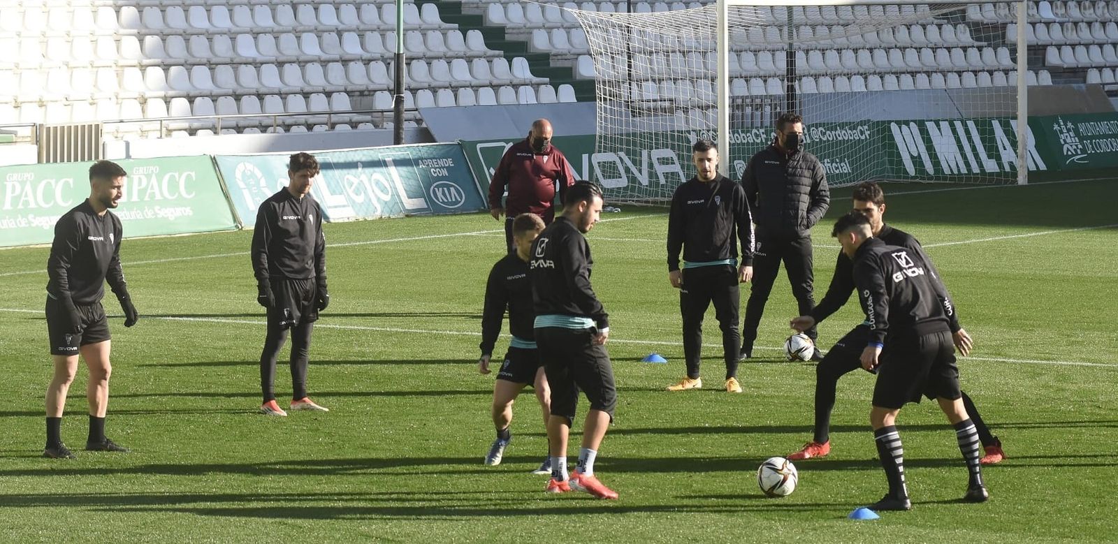 Los jugadores del Córdoba CF hacen un rondo en su primer entrenamiento tras las vacaciones navideñas.