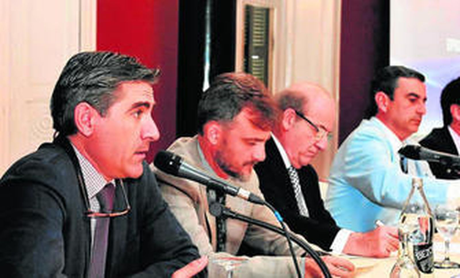 Los empresarios de La Merced hicieron públicos ayer los carteles de la feria, acompañados por el alcalde de Huelva y el delegado de Gobernación de la Junta.