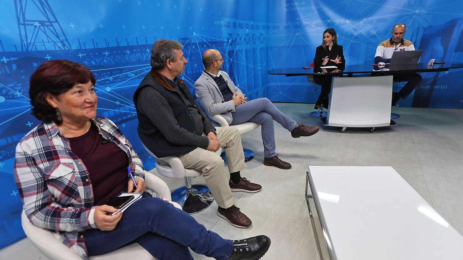 Alumnos del Aula de la Experiencia durante el último programa grabado en Teleonuba