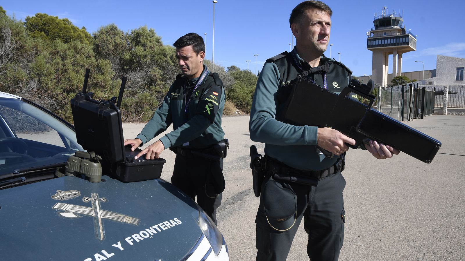 El cabo primero Francisco Fernández y el guardia Sergio Rodríguez en el aeropuerto de Almería.
