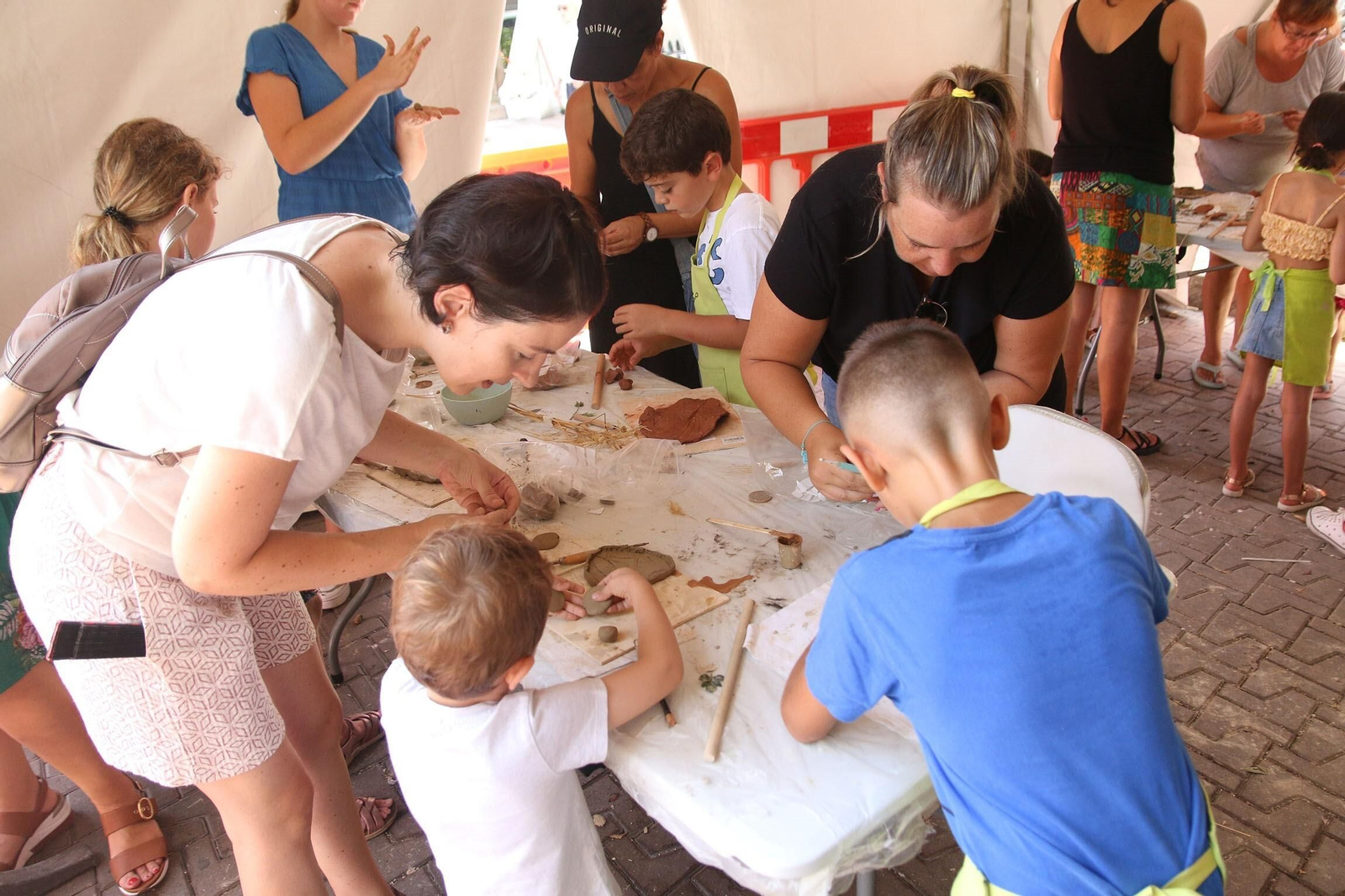 Las imágenes de los talleres infantiles de alfarería de la Feria de Almería 2023