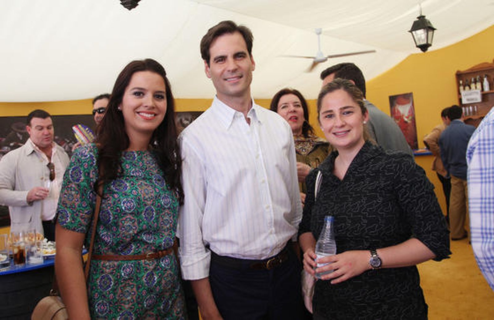 Marisa López, comercial de este medio, estuvo en la caseta con José Ángel Jiménez, jefe del equipo de Jerez de Coca Cola; y Beatriz Codes, relaciones externas de Coca Cola.

Foto: Vanesa Lobo