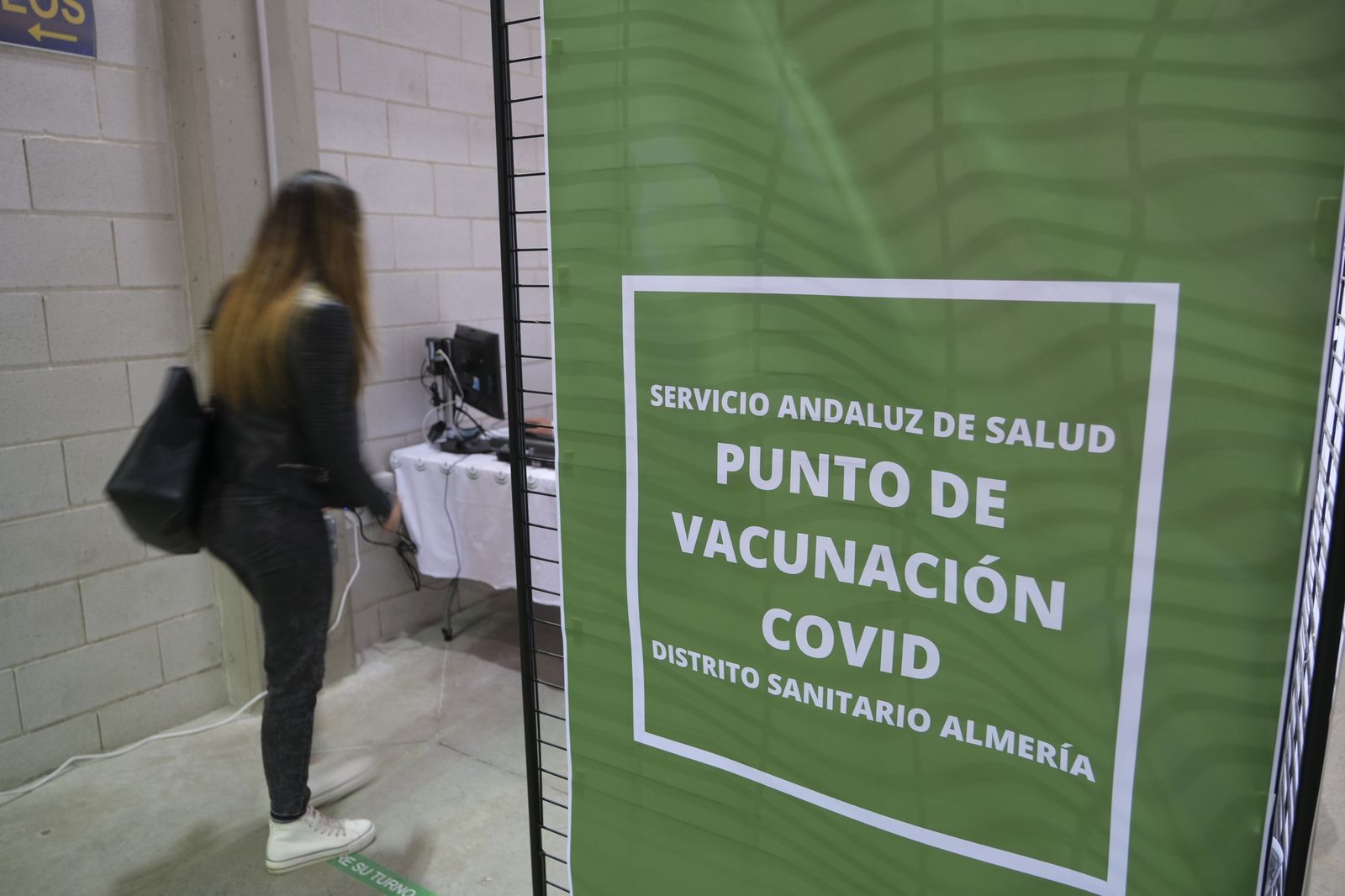 Fotogalería vacunación COVID-19 en el Palacio de los Juegos Mediterráneos. Almería