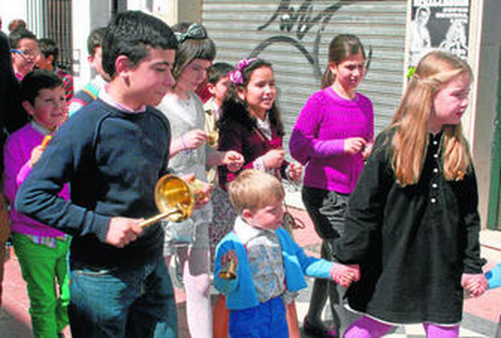 Niños por las calles de Cartaya anunciando la resurrección del Señor.
