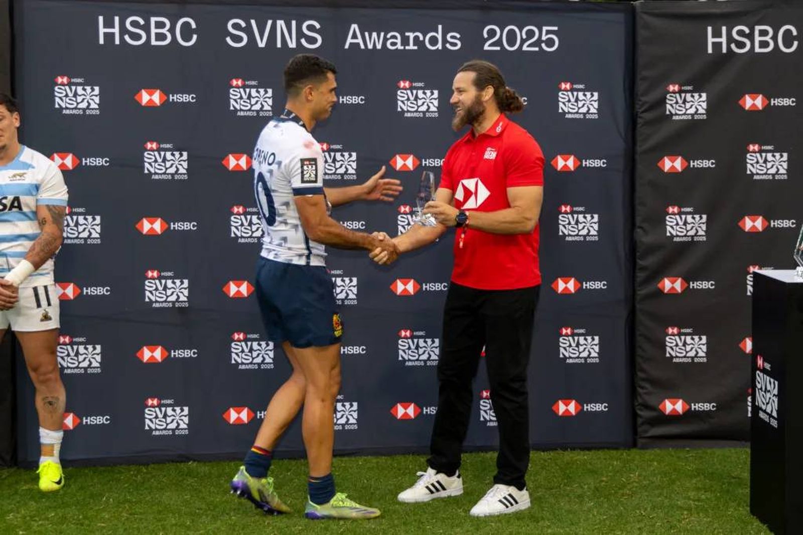 Momento en el que le entregan a Manu Moreno el galardón al ser incluido en el equipo ideal