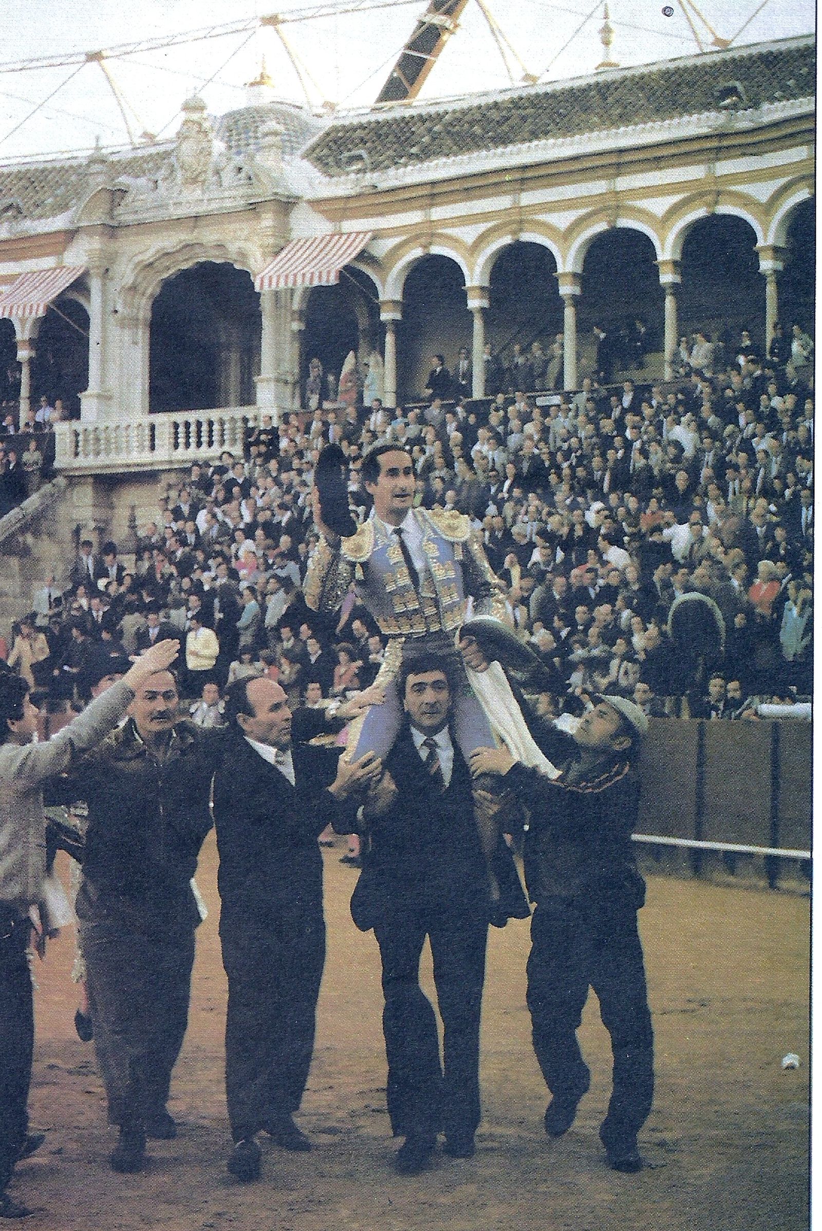 El diestro salmantino fue paseado a hombros después de cortar la oreja de cada uno de sus toros.