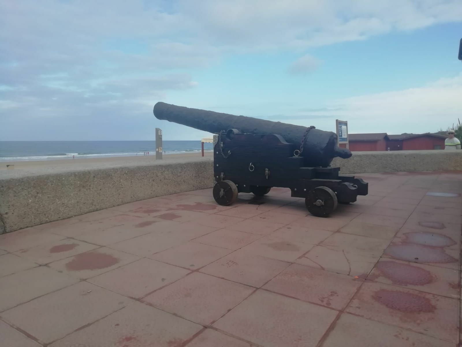 Uno de los cañones situados en el paseo marítimo de La Barrosa.