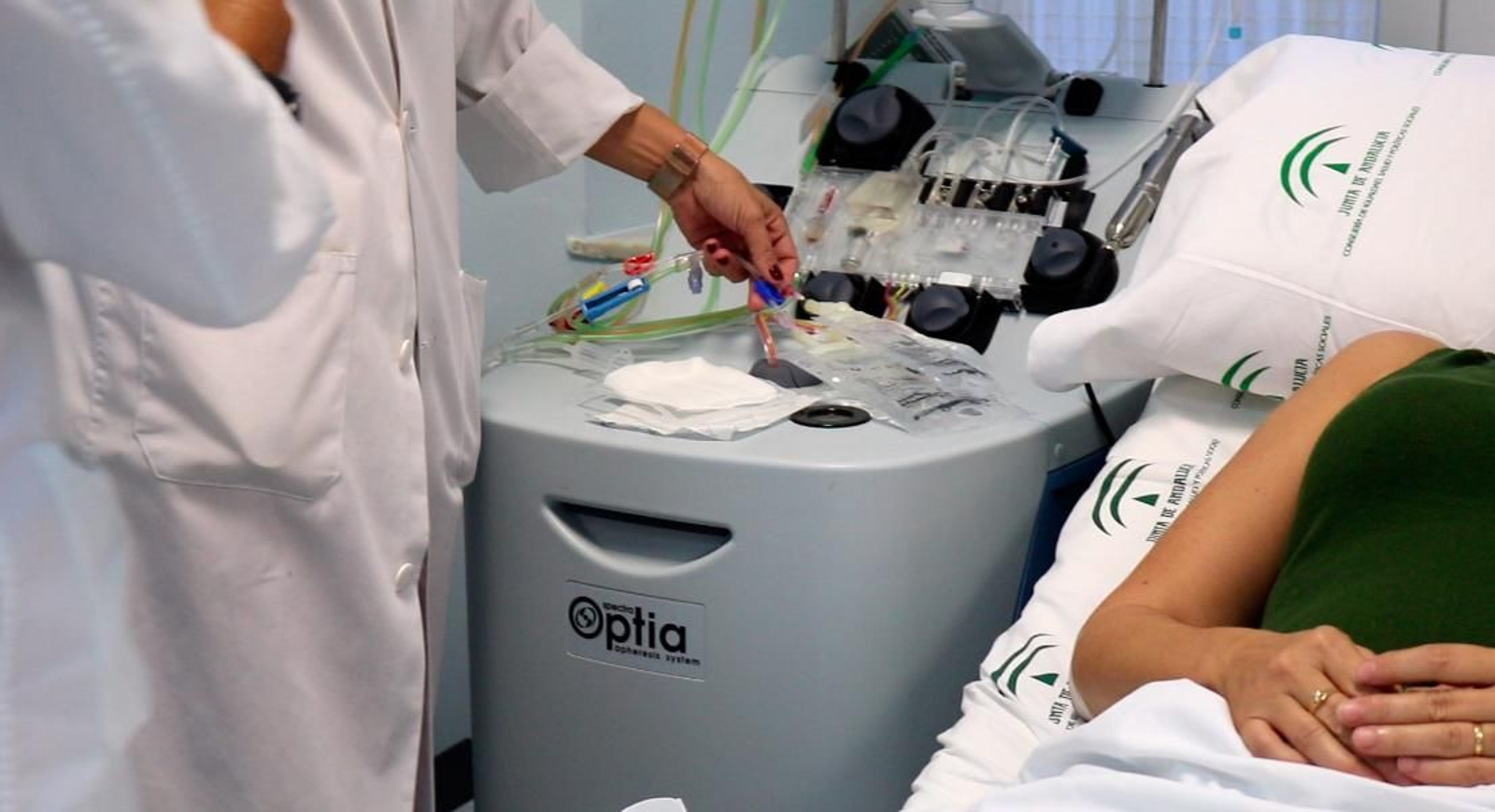 La hermana del primer paciente en someterse a la terapia innovadora, durante la donación.