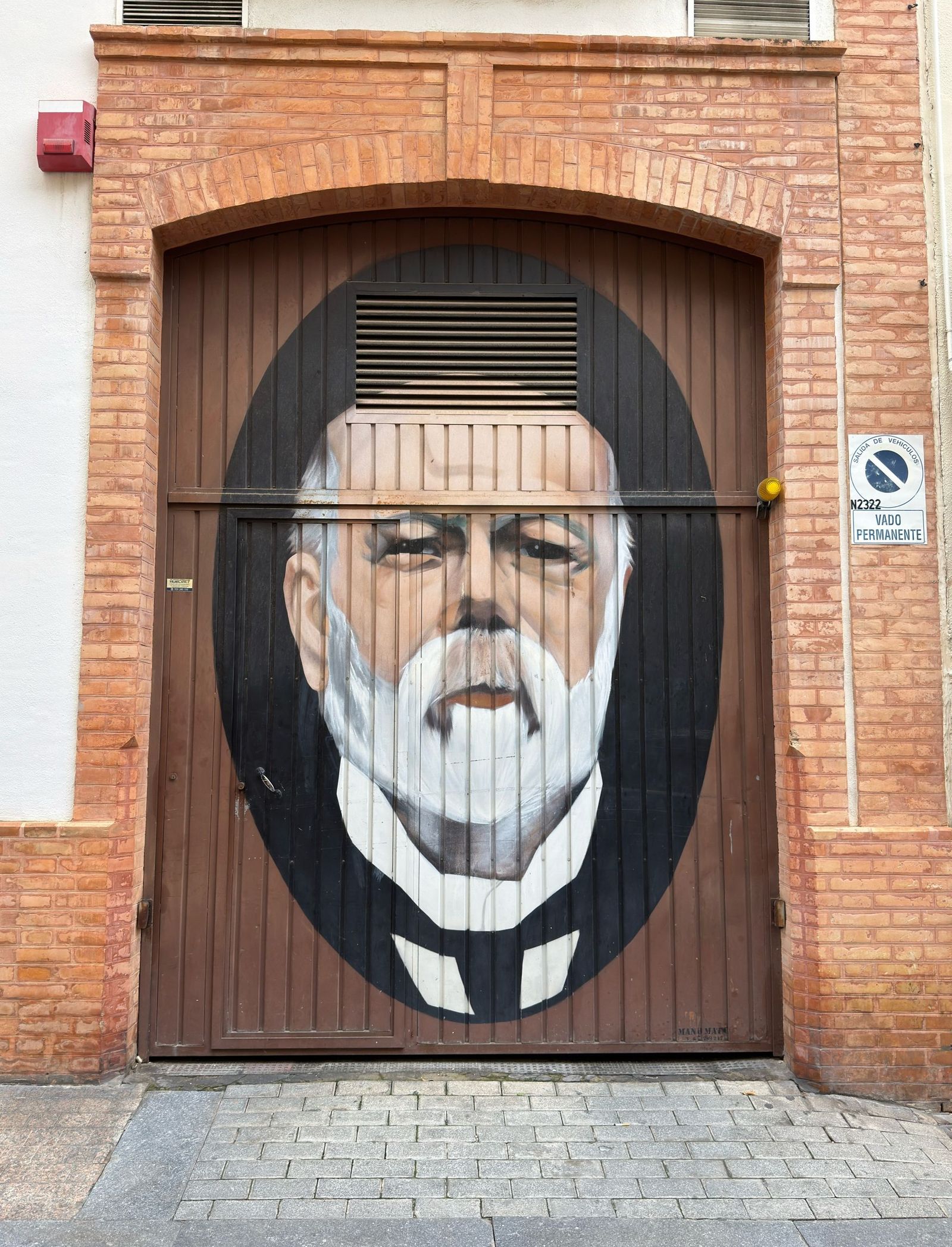 Grafitti portada cochera del edificio Vázquez López, por Man-o-matic.