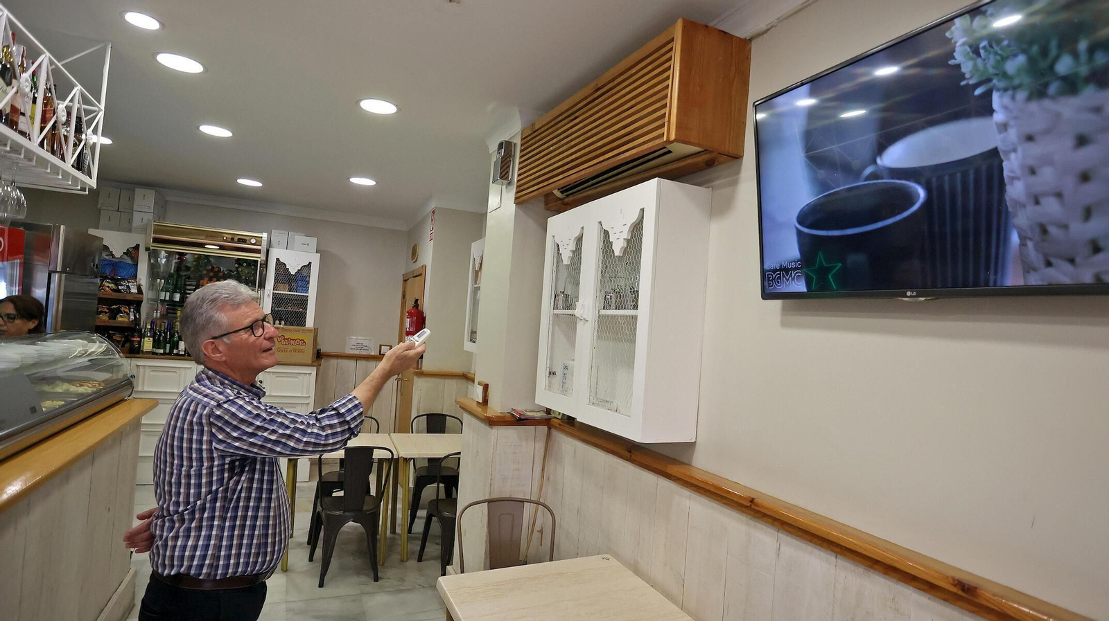 Francisco Díaz regula la temperatura de su bar a los 25 grados marcados por la nueva normativa.