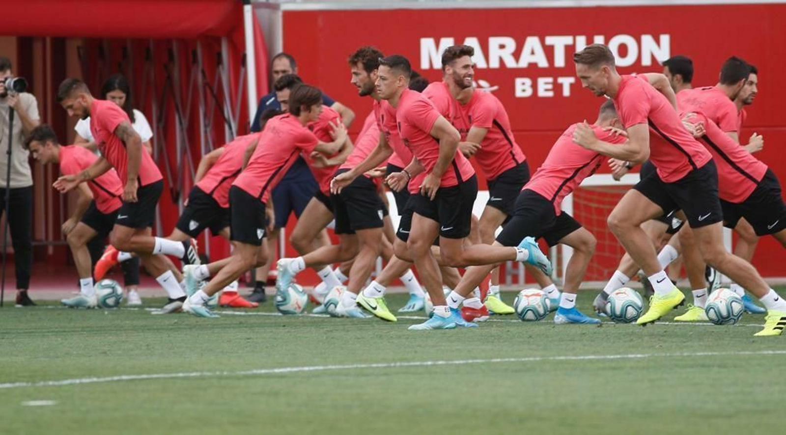 Chicharito  ejercitándose  en la ciudad deportiva del Sevilla.