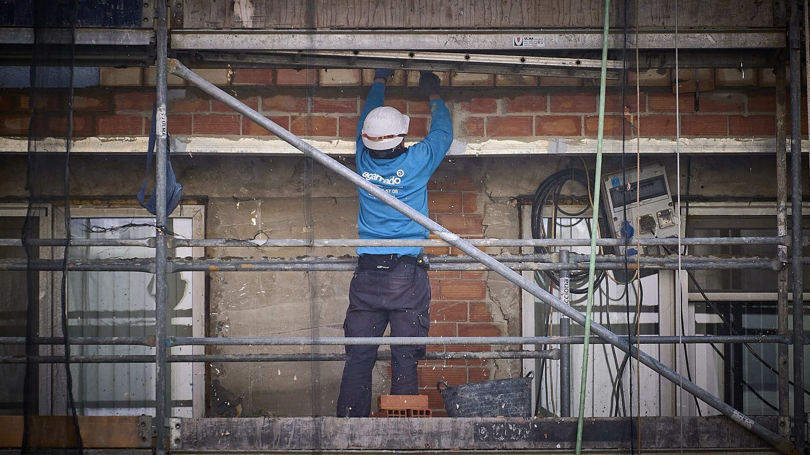 Un obrero de la construcción en plena faena