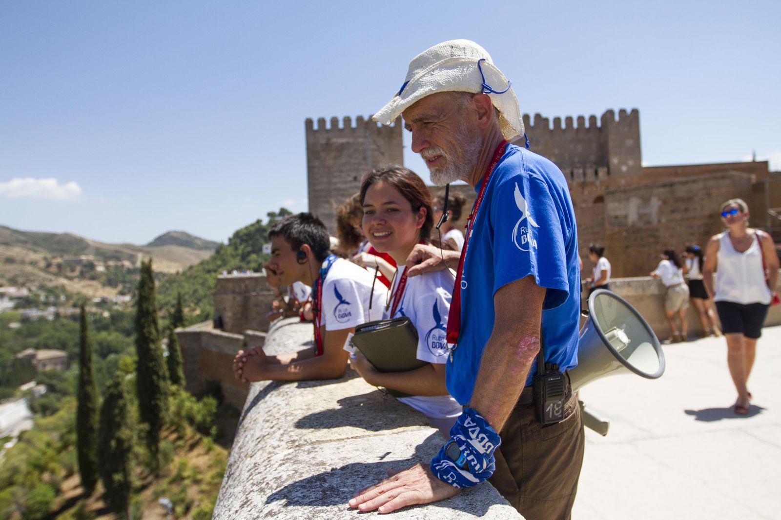 Jesús Luna, jefe de campamento, con varios expedicionarios, en la Alhambra.