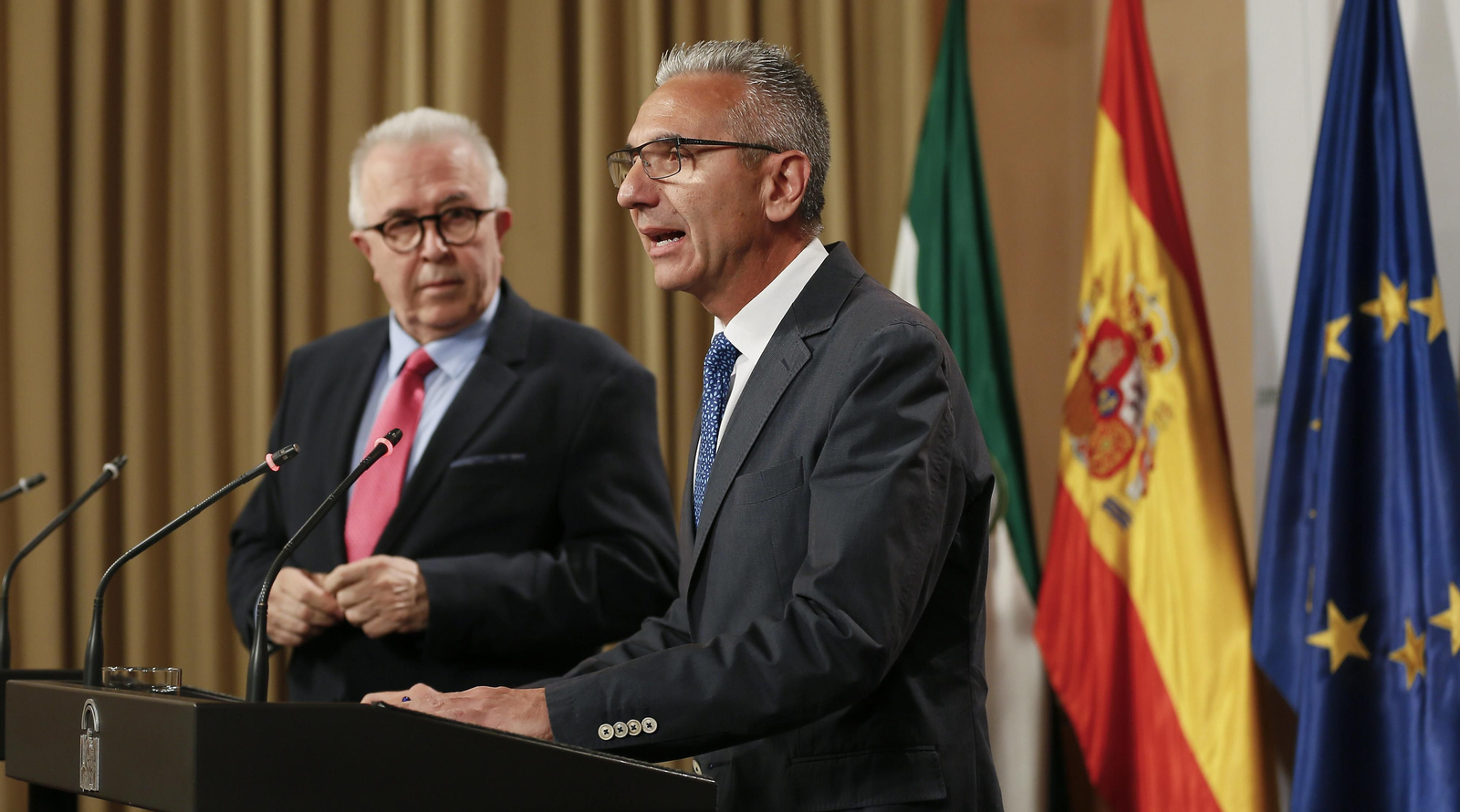 Miguel Ángel Vázquez (d), junto al consejero de Empleo, José Sánchez Maldonado.