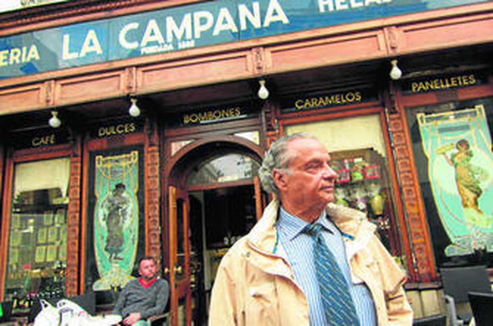 1. Manuel Loreto Bejarano, la semana pasada en la Campana por la que pasó más de cuarenta años con la centuria.  2. Cantando una saeta enuna fotografía de Chema Moya del libro '2004. Imágenes de un año'. 3. El armao en la calle rodeado de gente, fotografiado por Paco Cazalla. 4. Portada del libro de Pablo Garrido con Loreto en foto de Benito Moreno