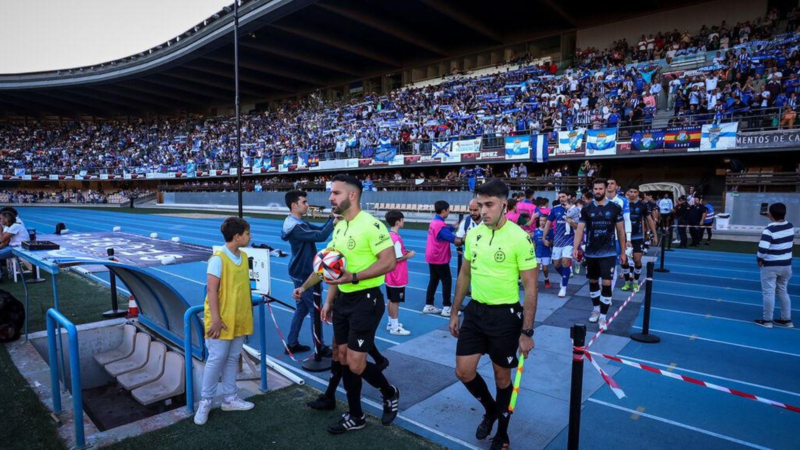 Álvarez Rodríguez, en el momento de saltar al terreno de juego antes del partido.