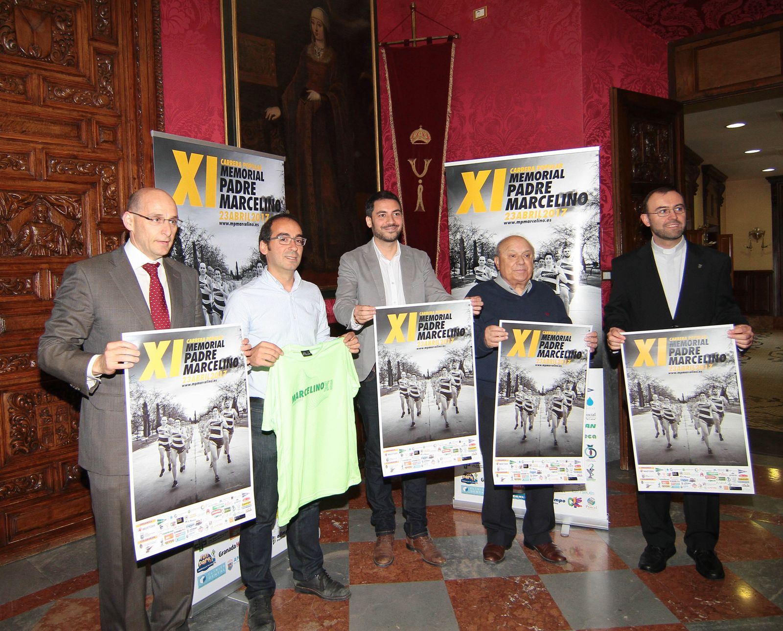 Los organizadores y colaboradores de la carrera posan con el cartel oficial durante el acto de presentación.
