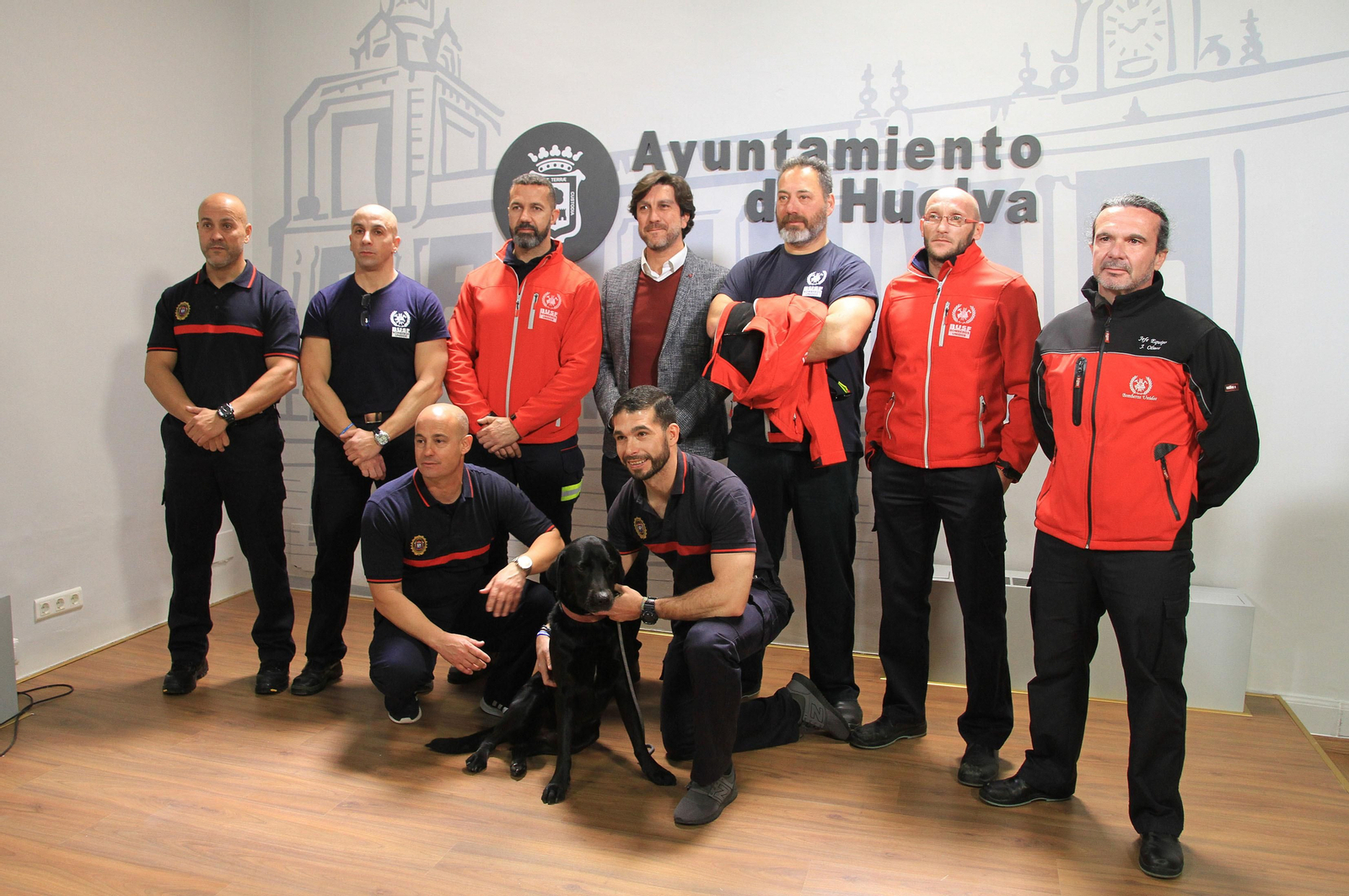 Enrique Gaviño, con algunos de los bomberos que participarán en el programa formativo.