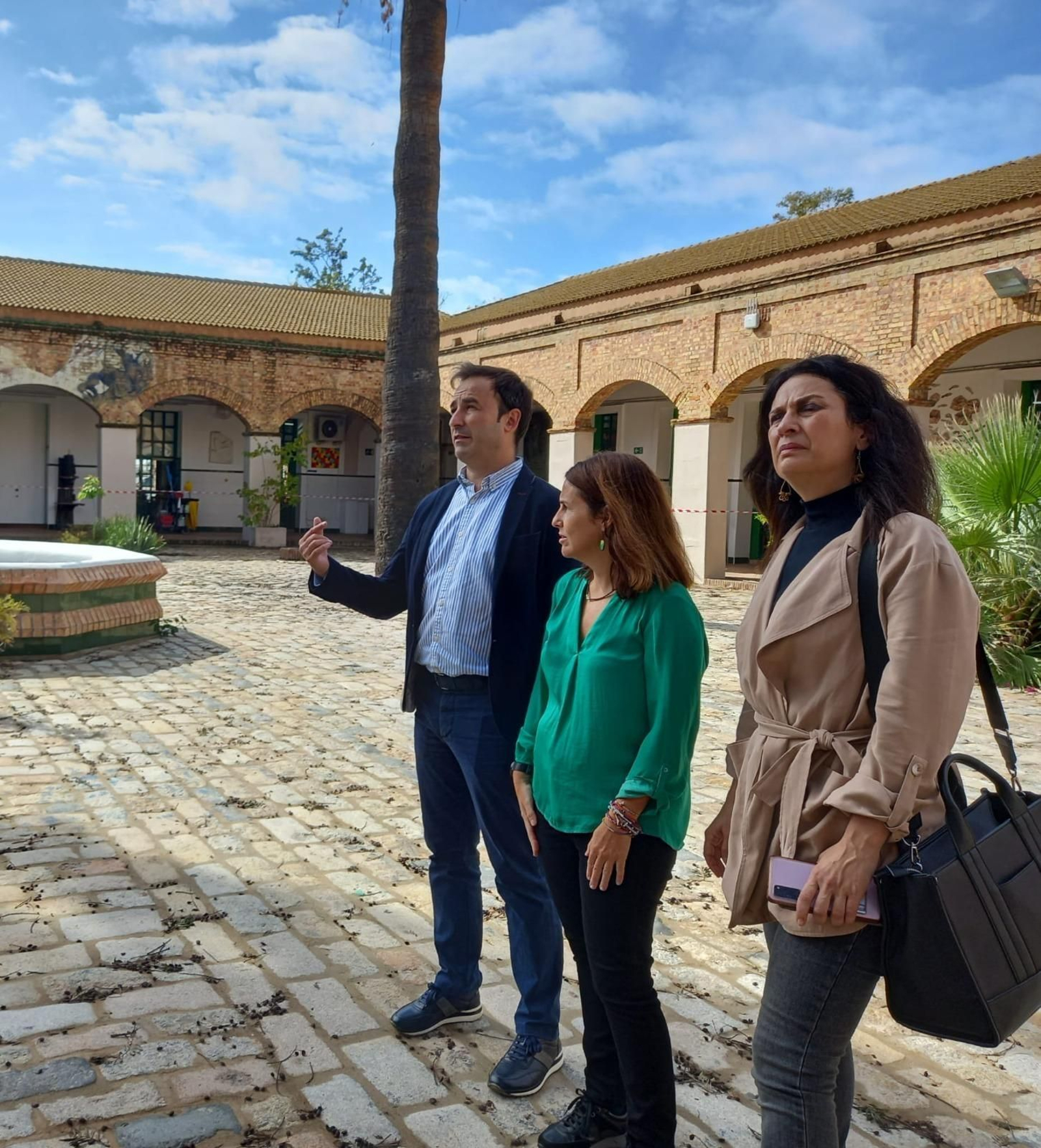 El delegado de Educación conversa con la directora de la Escuela de Arte.