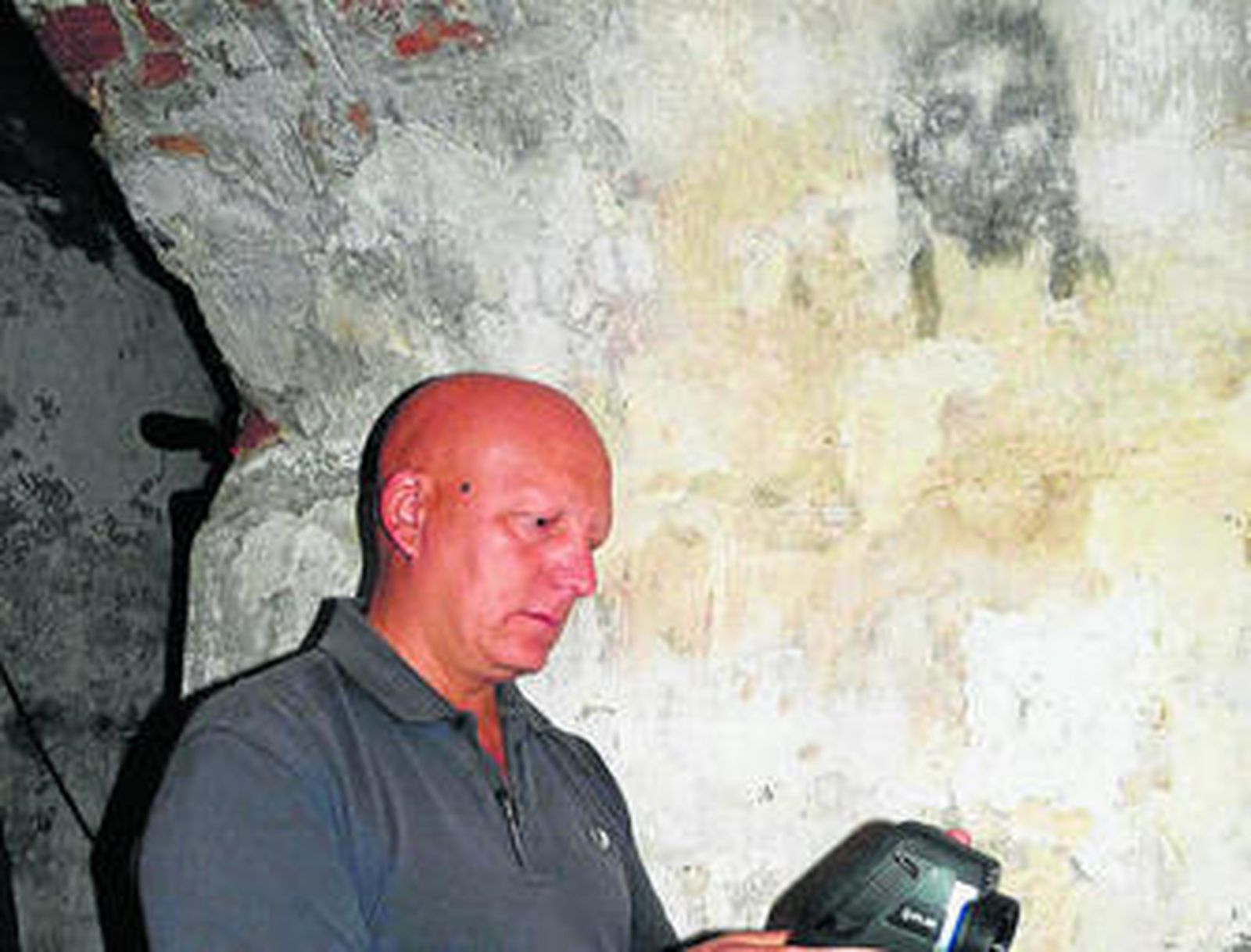 Juan Selfa, junto a la imagen religiosa.