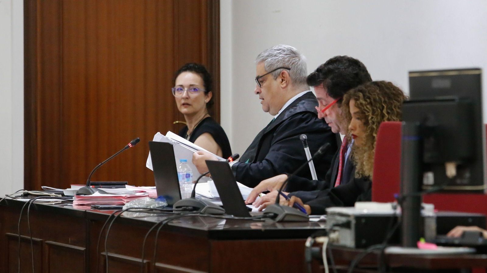 Juan Cisneros, fiscal, y los abogados de la acusación Juan Luis Moreno Retamino y Sara Fassi el Mechachti, durante el juicio.