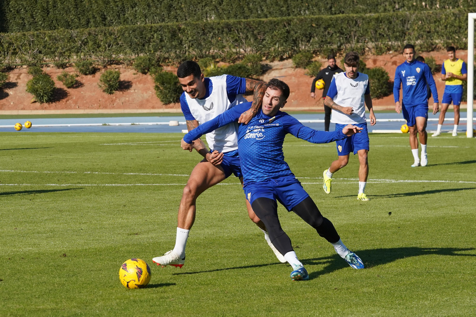 Embarba disputa un balón con Chumi en un entrenamiento en el anexo