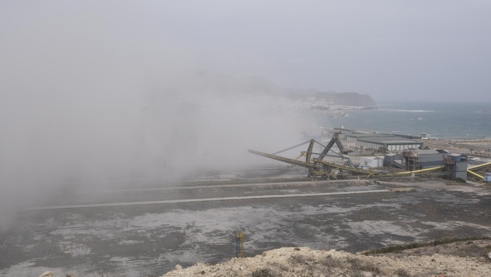 El derribo de la Torre Litoral de Endesa en Carboneras, en imágenes