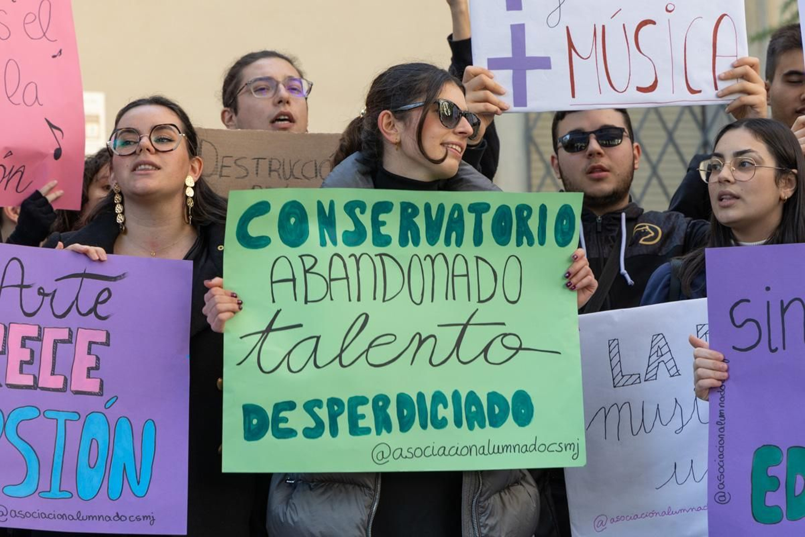 Concentración del alumnado del Conservatorio Superior de Música de Jaén para reclamar a la Junta de Andalucía que cumpla con los compromisos de dotación instrumental de la nueva sede