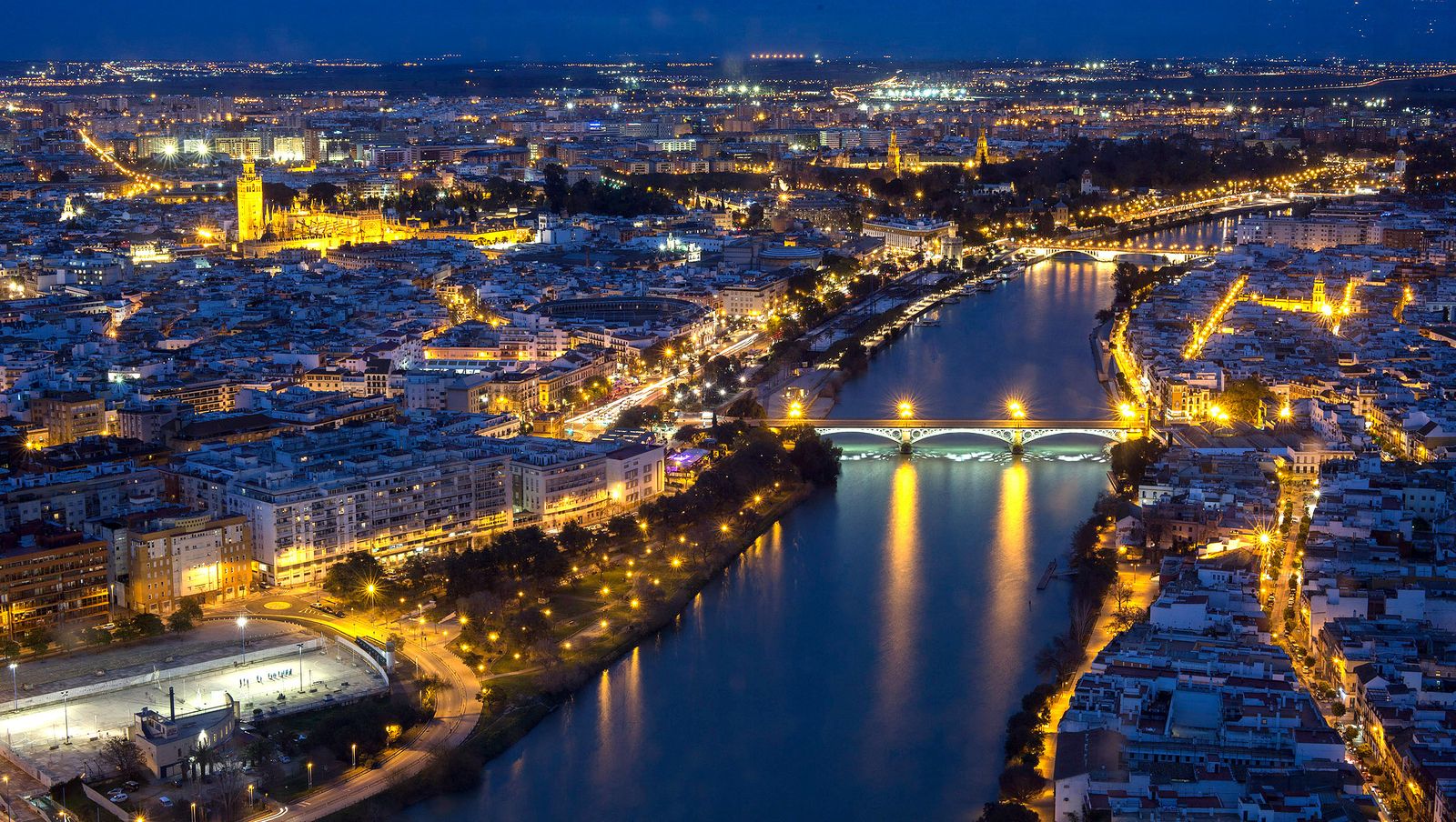 Vista general de la ciudad iluminada.