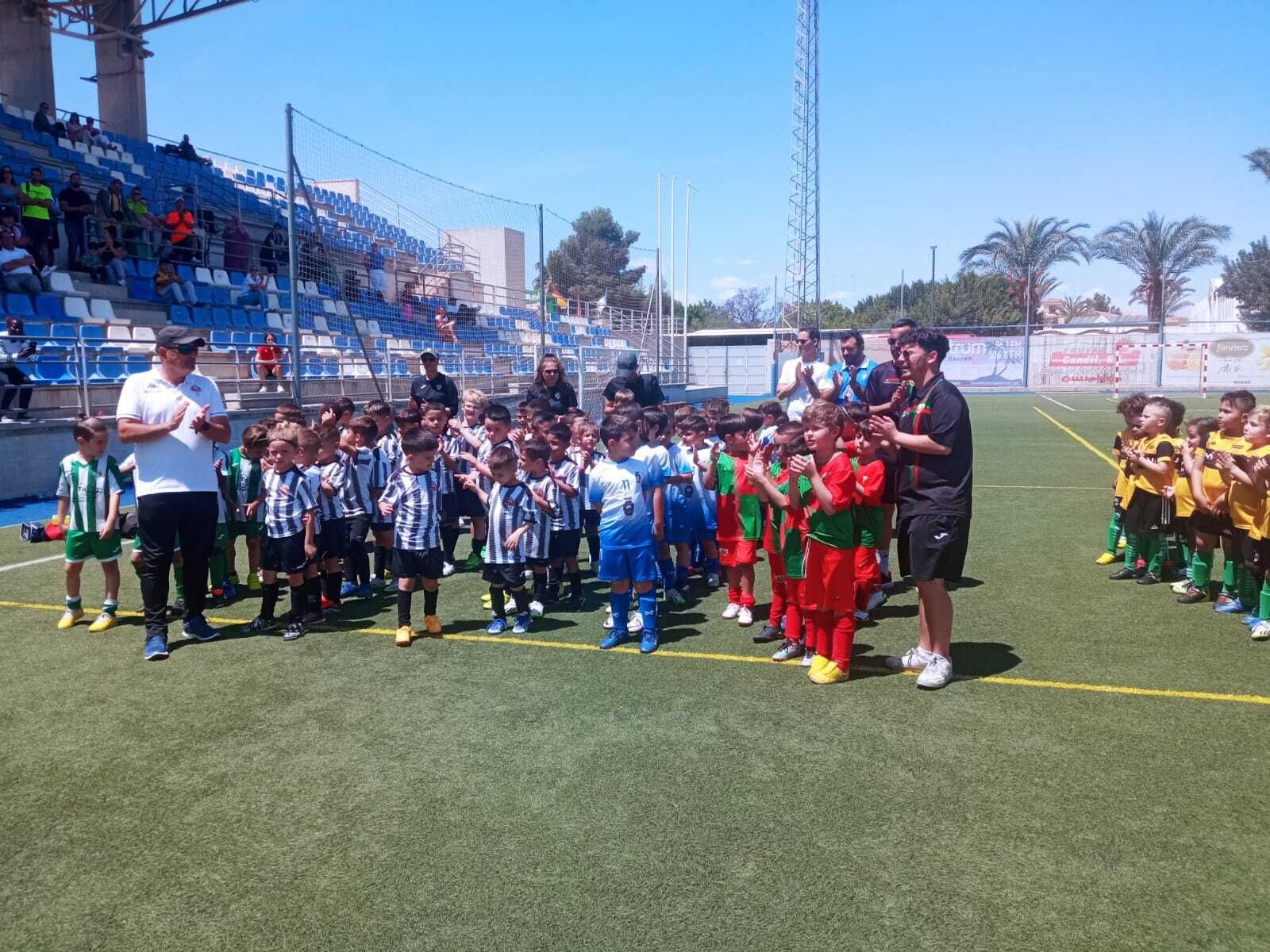 Varios de los equipos participantes en la jornada de clausura a la espera de la entrega de medallas.