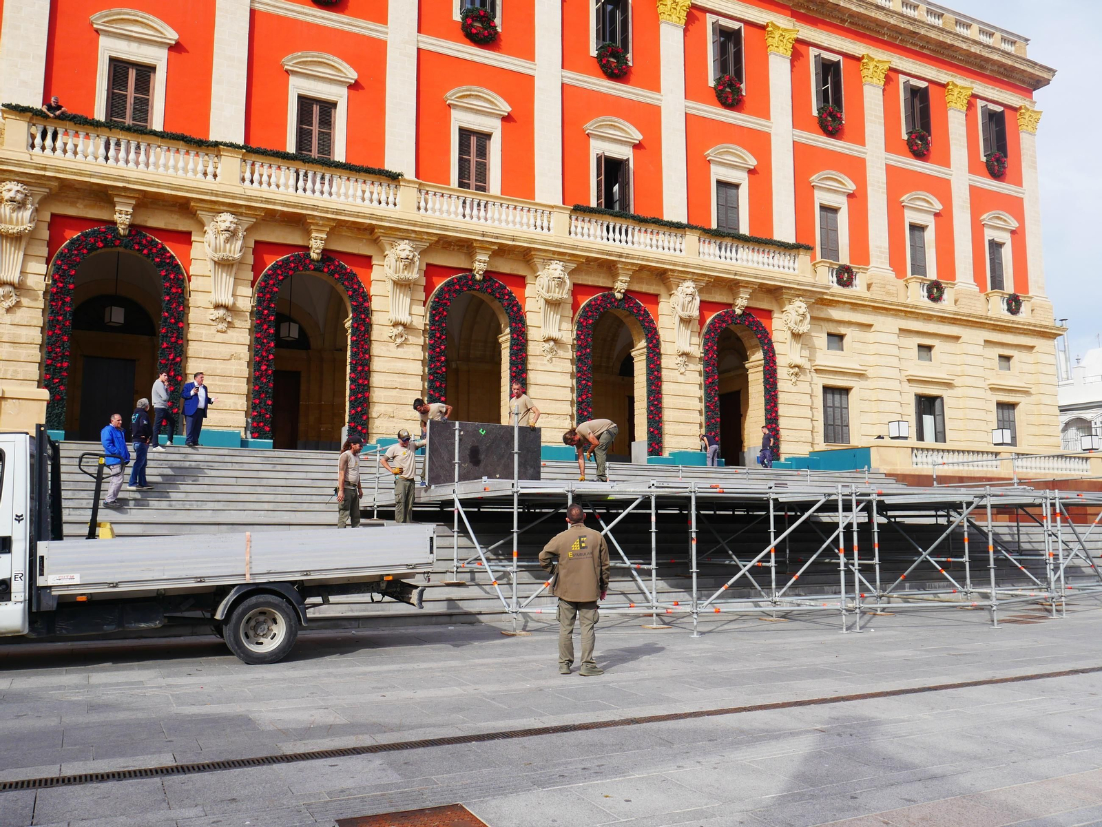 Las tareas de instalación del escenario para estas actuaciones se ultimaban esta mañana.
