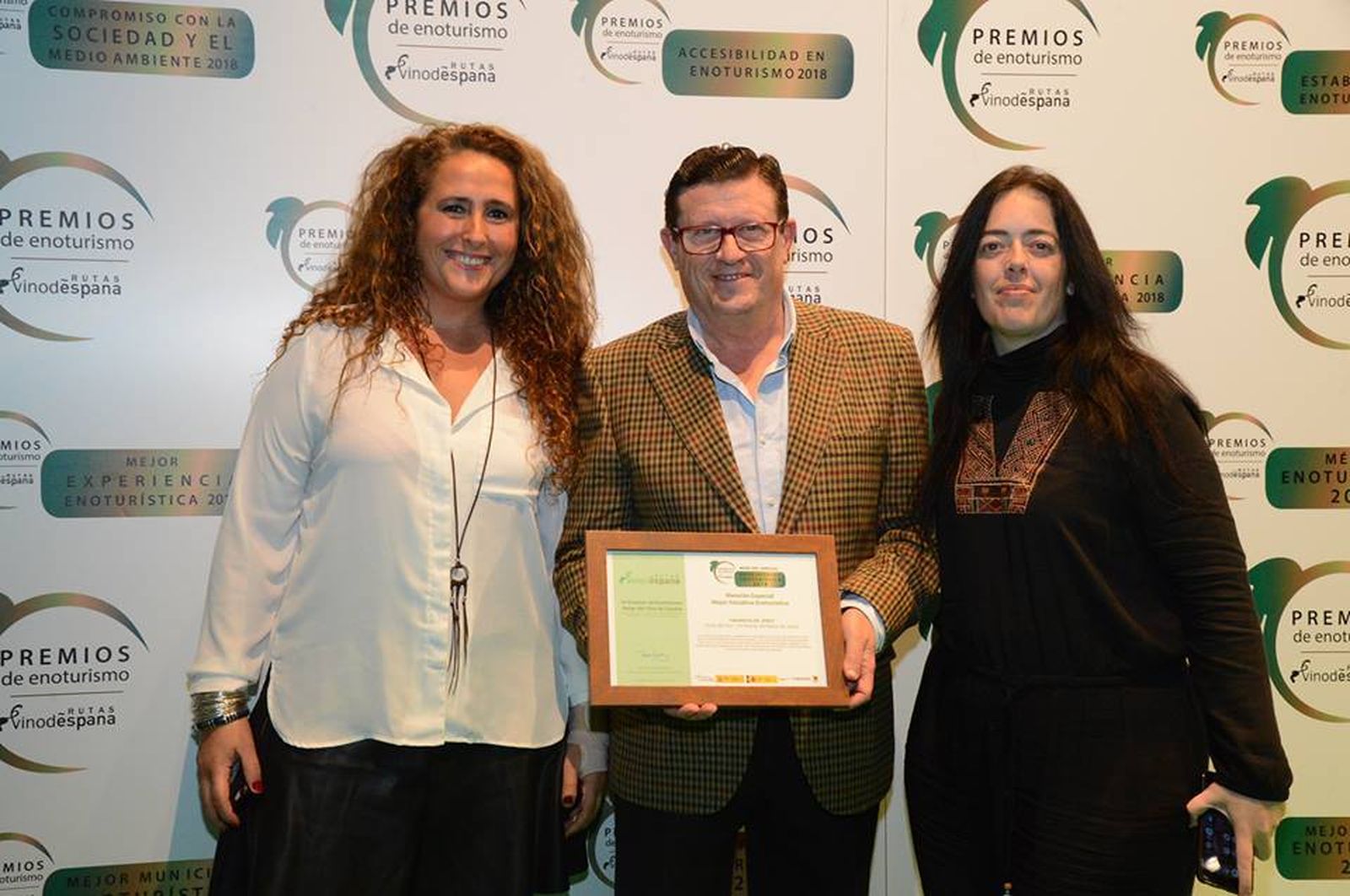 Responsables de los tabancos ‘Plateros’, ‘El Pasaje’ y ‘El Guitarrón’ con el premio.