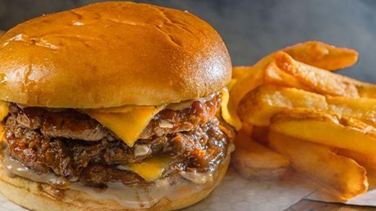 La célebre hamburguesa con salsa Bull de Dani García regresa con Glovo. La célebre hamburguesa con salsa Bull de Dani García regresa con Glovo.