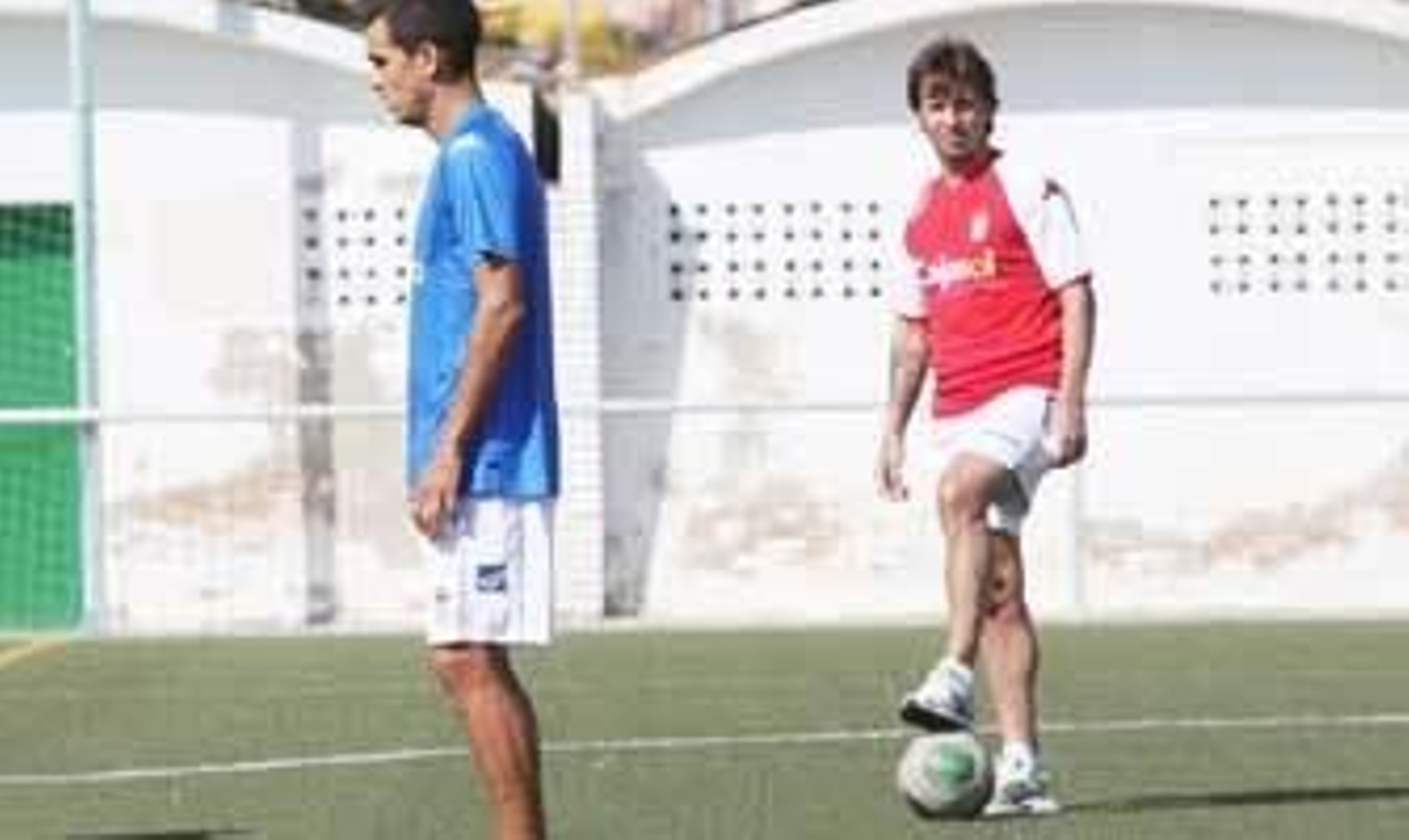 Mendoza, junto a Isra en un entrenamiento, ofrece hoy su habitual rueda de prensa en el club. /Manuel Aranda
