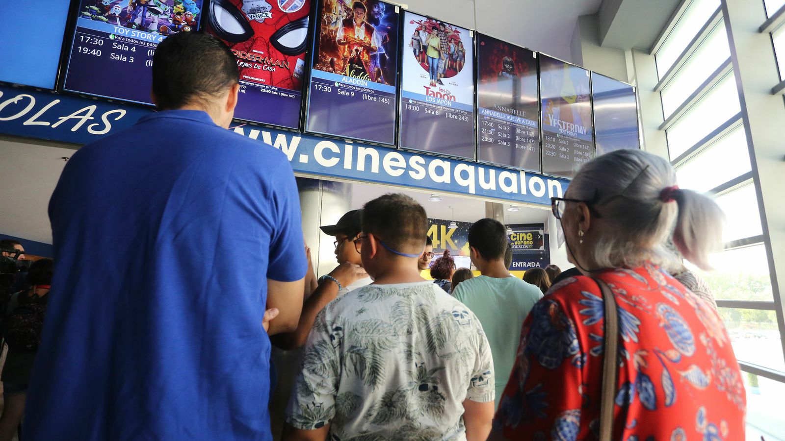Colas en las taquillas de un cine