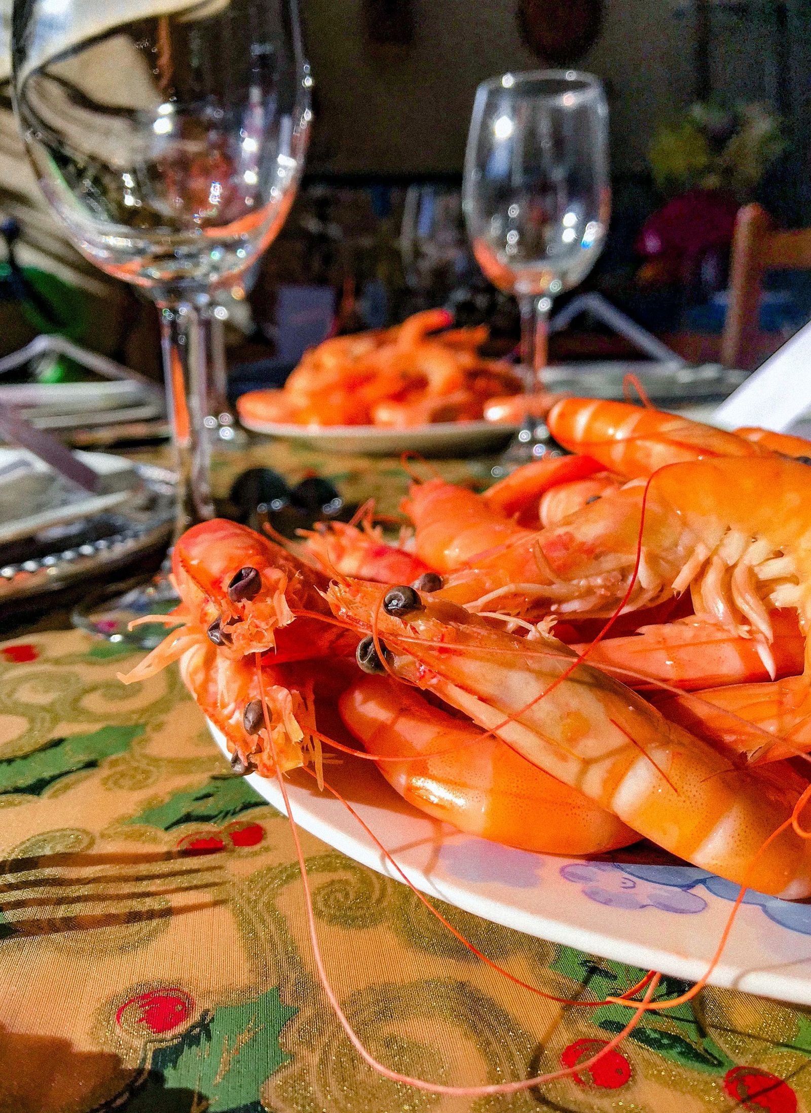 Plato de langostinos en mesa de Navidad