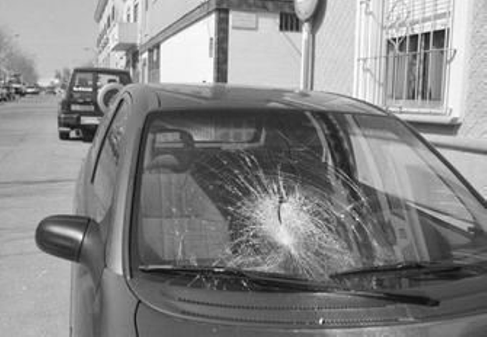 Las lunas dañadas corrieron una suerte similar a la de la imagen.